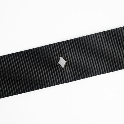 Ein breiter Taschengurt aus Nylon in schwarz mit silbernen Details. Der Gurt ist geeignet für Handtaschen und und Handyhullen.